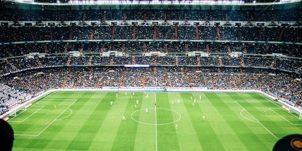 正在进行的世界杯比赛现场，球员争抢足球的瞬间