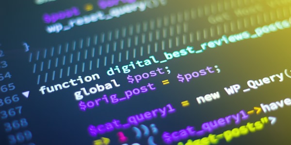 笔记本电脑屏幕上显示代码和不断更新的数据流图表